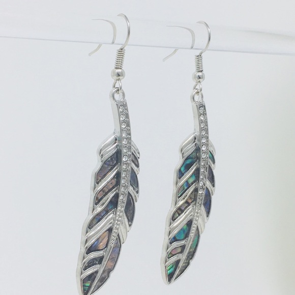 NWT Feather design dangle drop earrings - Picture 3 of 4